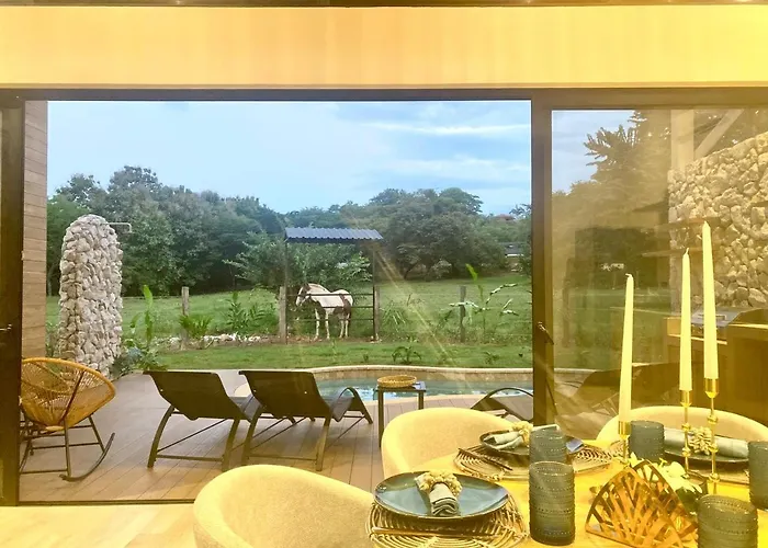 Kaliah Luz W Pool, Horses & Nearby *