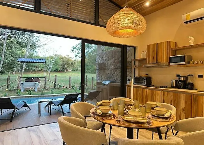 Kaliah Luz W Pool, Horses & Nearby *